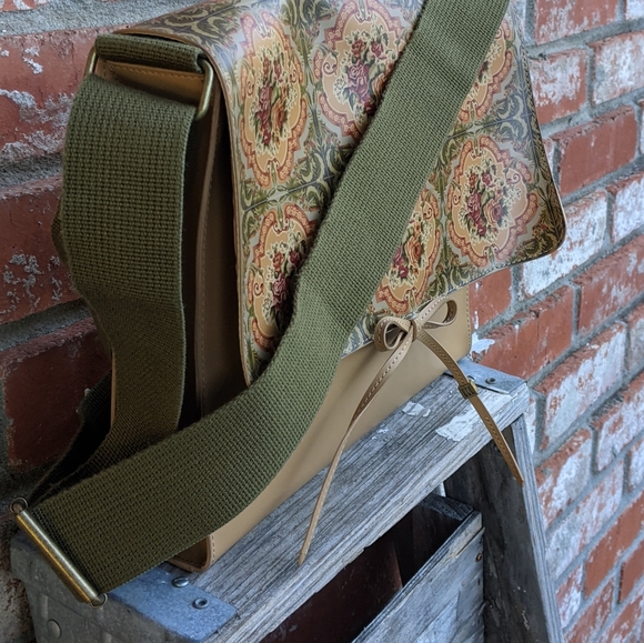 Esprit Floral Vegan Messenger Bag - Picture 4 of 14